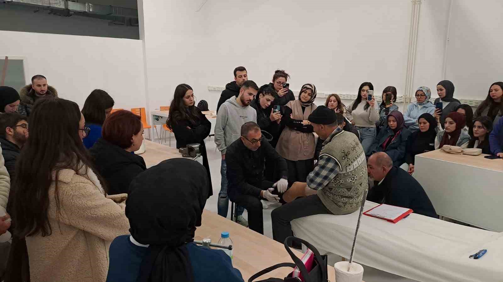 Kendi kurduğu laboratuarda ilk uygulama dersini kendi verdi
