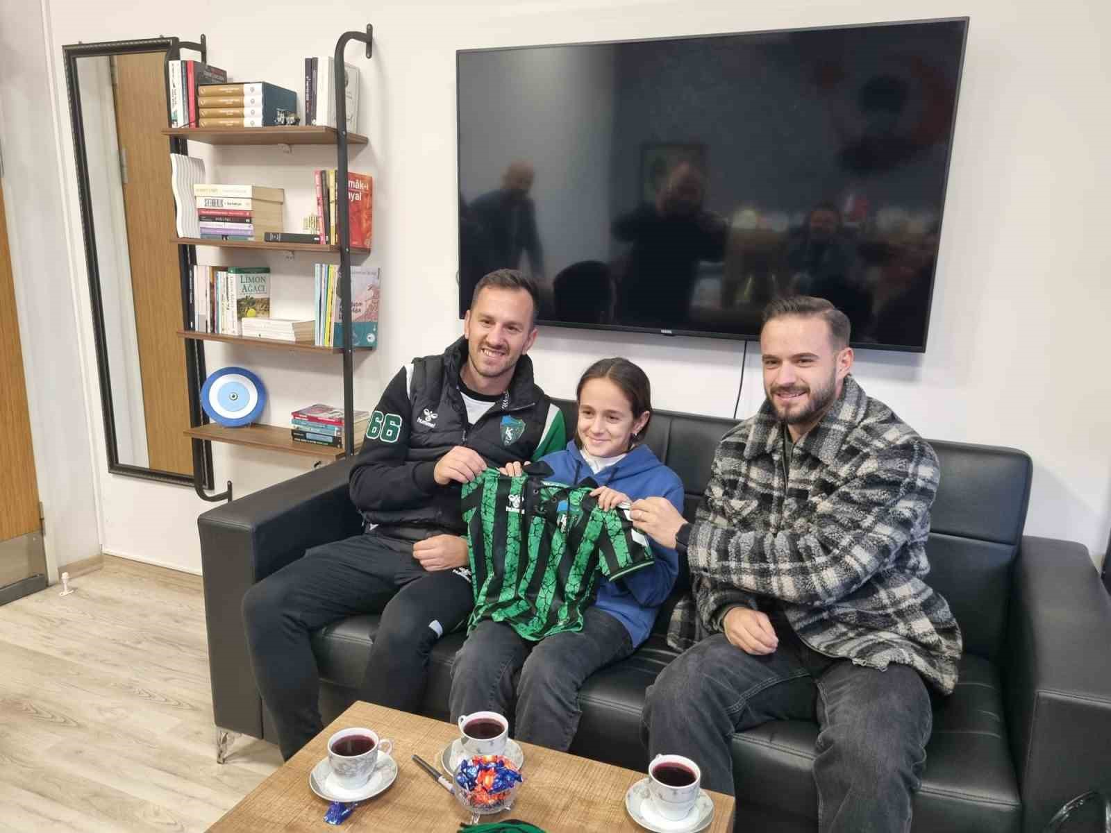 Kocaelisporlu futbolcular &ouml;ğrenciler ile buluştu
