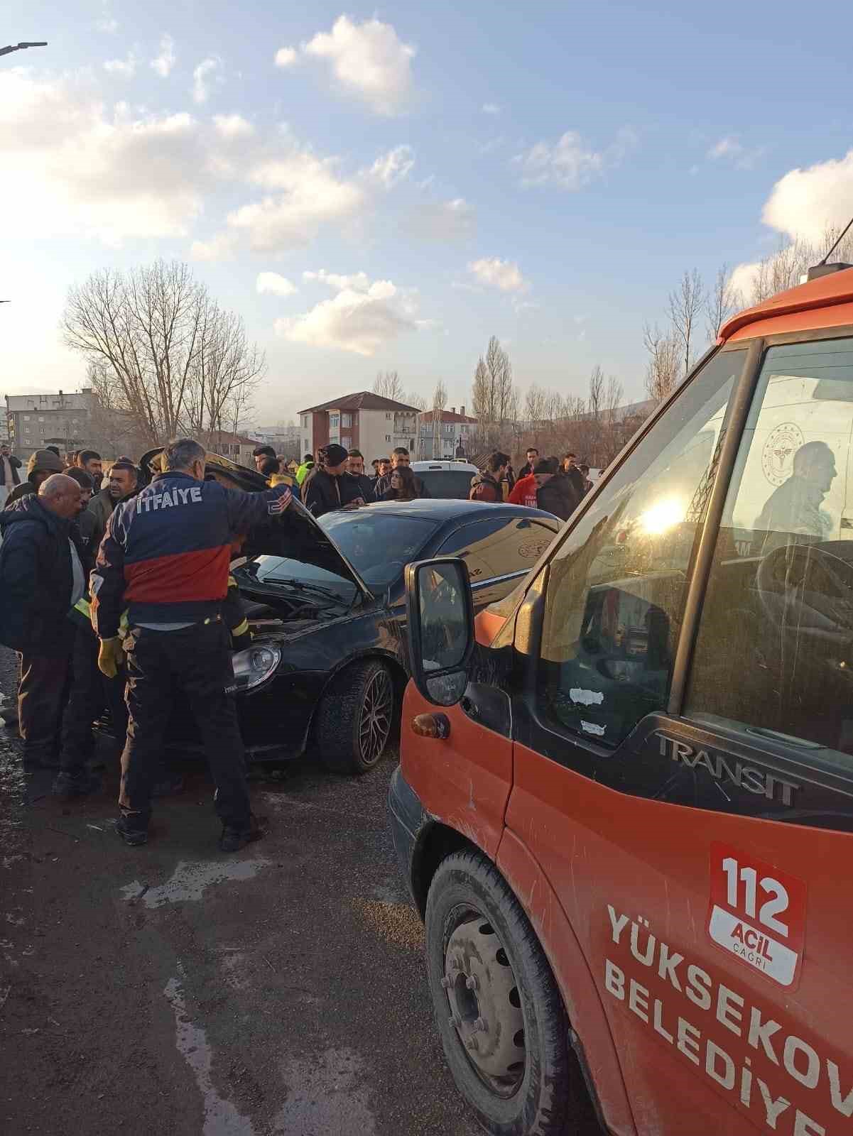 Y&uuml;ksekova-Şemdinli yolunda kaza: 2 yaralı
