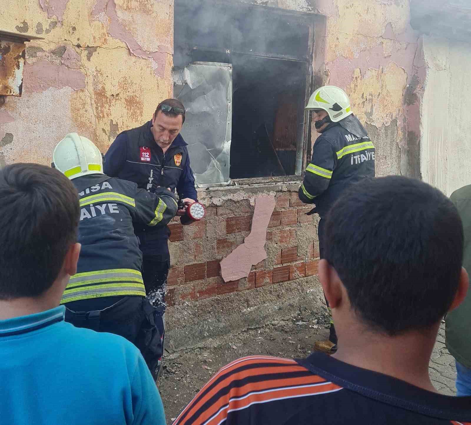 Yangın &ccedil;ıkan evde k&ouml;pek var iddiası ekipleri harekete ge&ccedil;irdi
