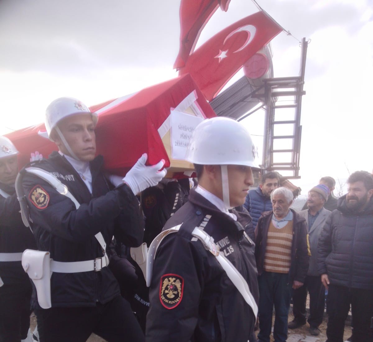 Devriye g&ouml;revinde fenalaşarak hayatını kaybeden polis memuruna son g&ouml;rev
