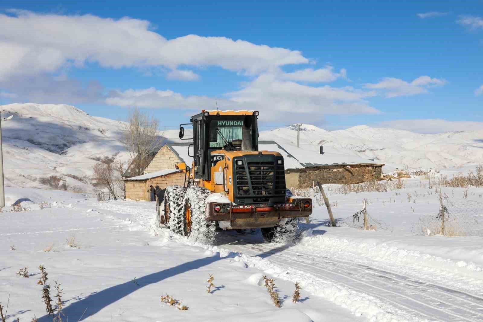 Van&rsquo;da kardan dolayı kapanan 119 yerleşim yerinin yolu a&ccedil;ıldı
