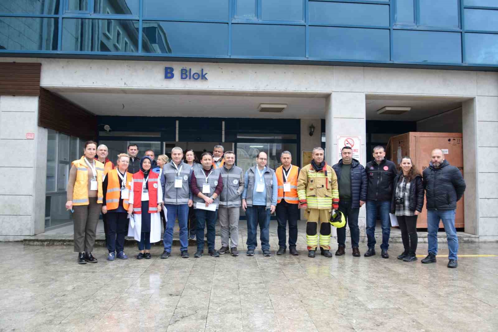 Düzce Üniversitesi hastanesinde yangın tatbikatı yapıldı
