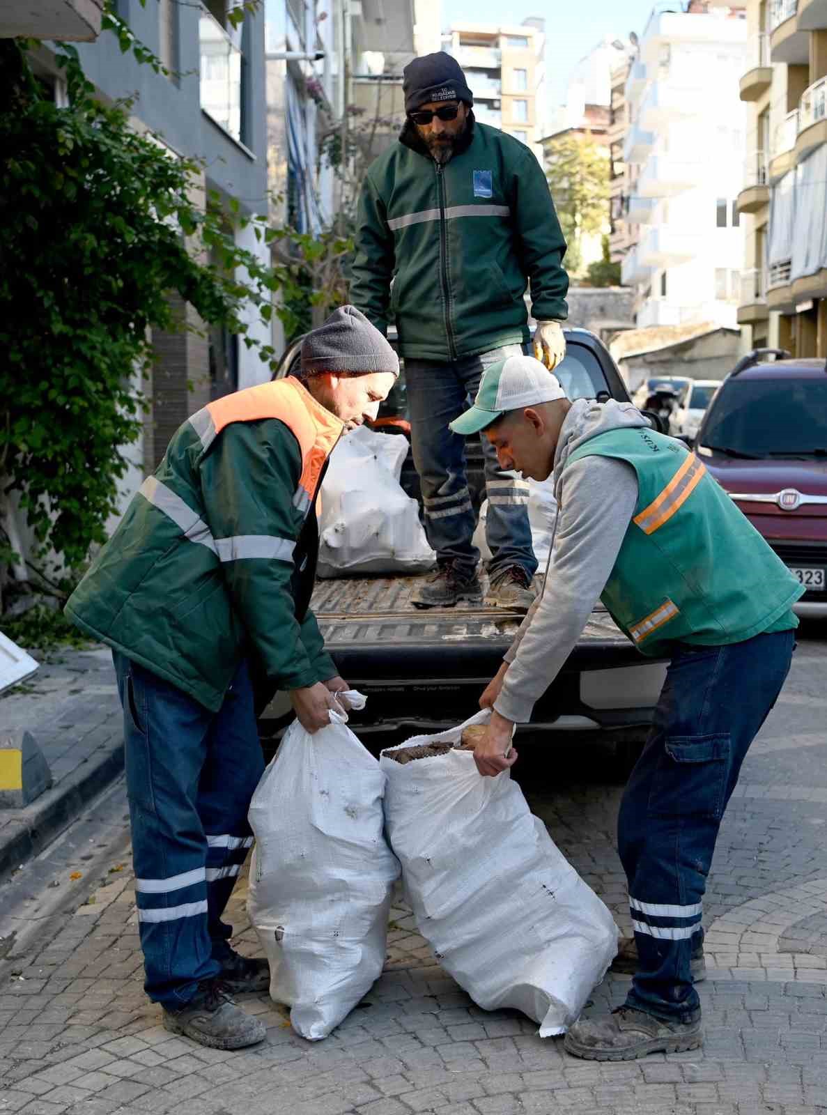 Kuşadası’nda ağaç atıkları ihtiyaç sahipleri için yakacağa dönüşüyor
