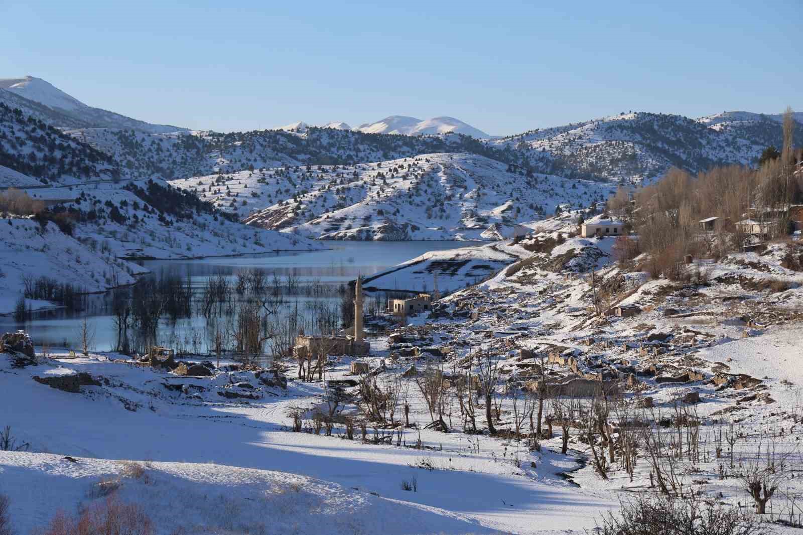 Kuraklık eski köyü gün yüzüne çıkardı, 14 yıl sonra ilk kez kar yağdı