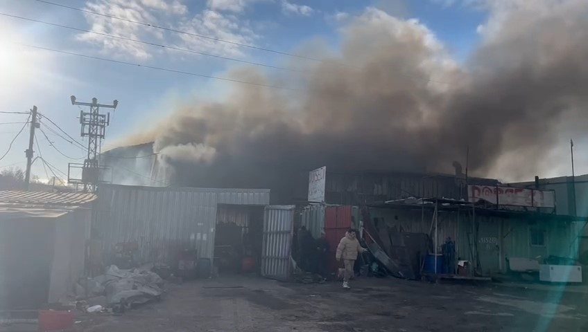 Tekirdağ&rsquo;da tır parkında yangın paniği
