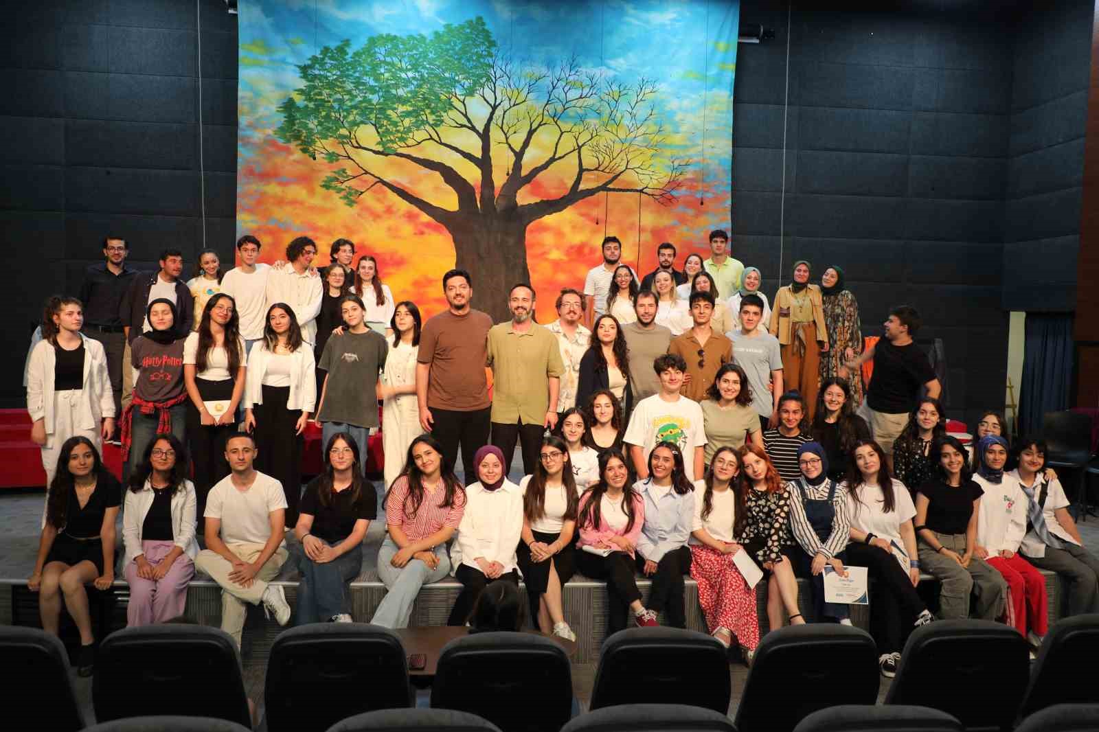 Kuşaklar arası k&ouml;pr&uuml; kuran mizah dolu &lsquo;Ah Şu Gen&ccedil;ler&rsquo; tiyatro oyunu sahne almaya devam ediyor
