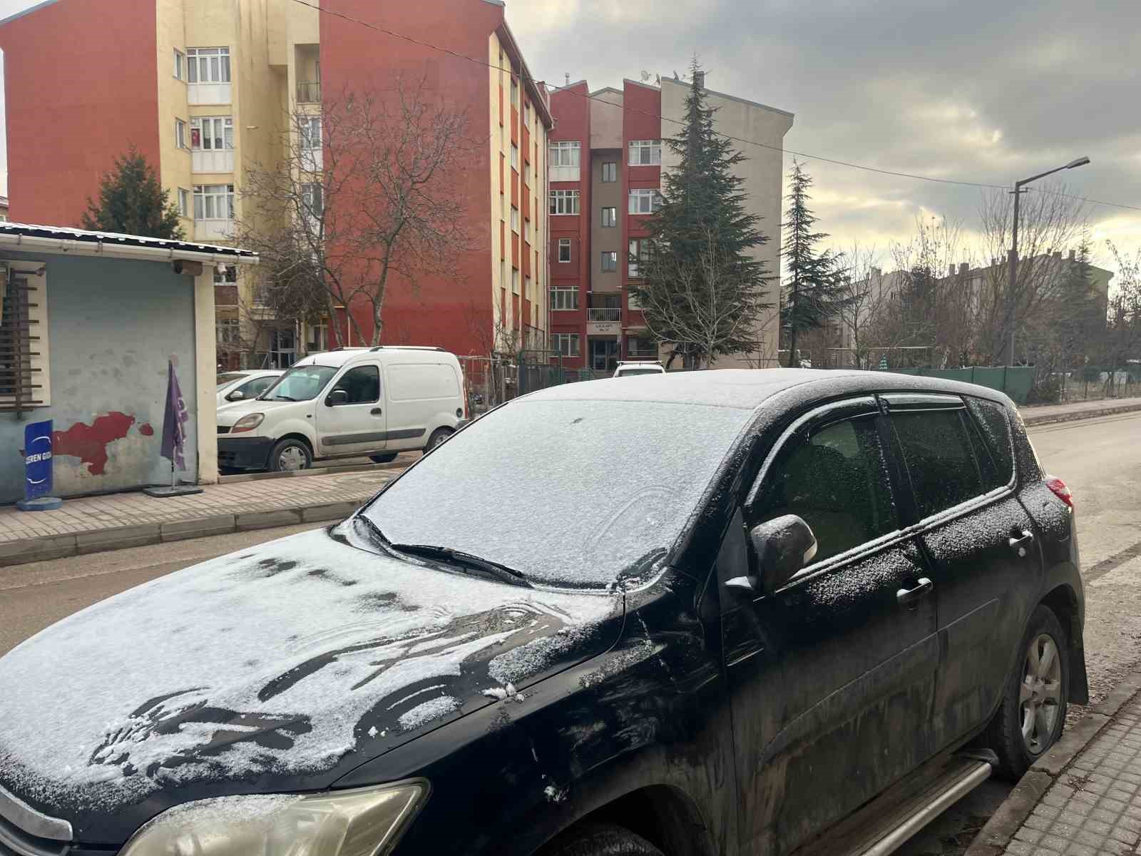 Eskişehir&rsquo;in y&uuml;ksek kesimlerindeki ara&ccedil;lar beyaza b&uuml;r&uuml;nd&uuml;
