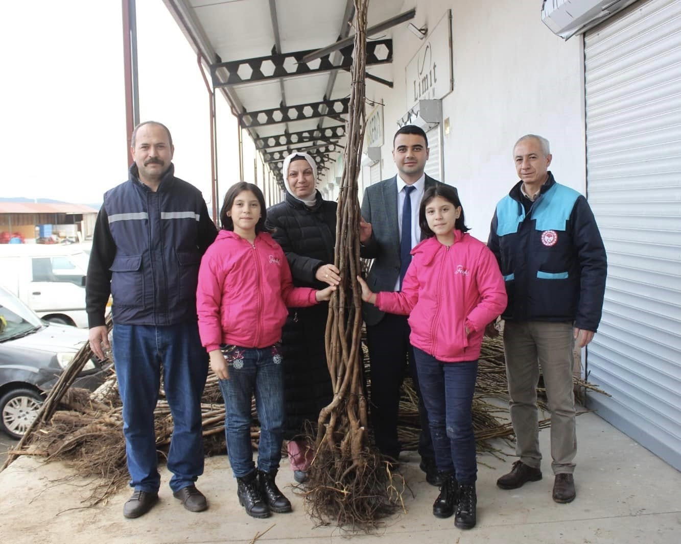 Bilecik’te çiftçilere yüzde 50 destekli eviz ve badem fidanı