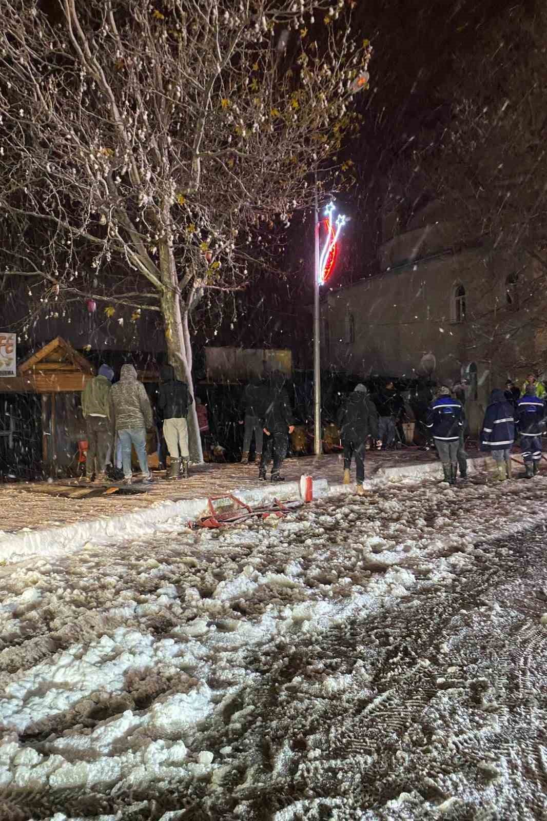 Karayolu kenarındaki çay ve gözleme tesisi yandı
