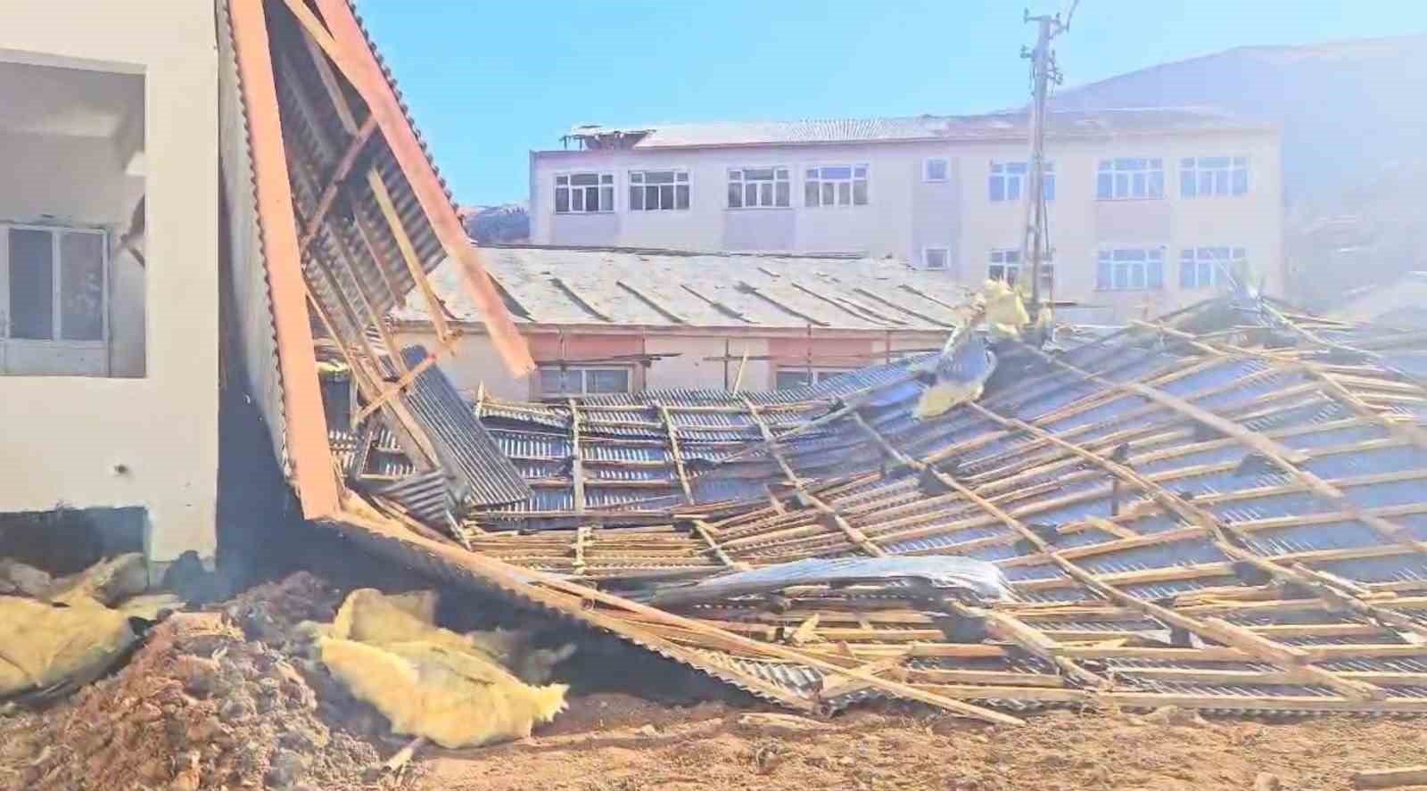 Fırtına Adıyaman’da çatıları uçurdu, ağaçları söktü
