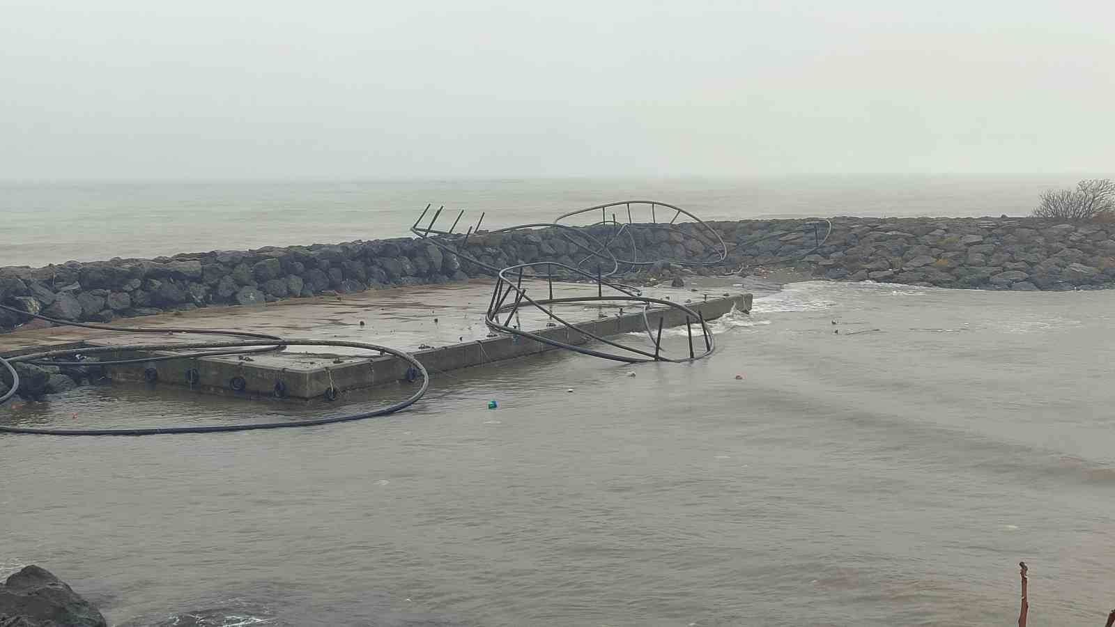 Giresun’da fırtına balık kafeslerini kıyıya sürükledi