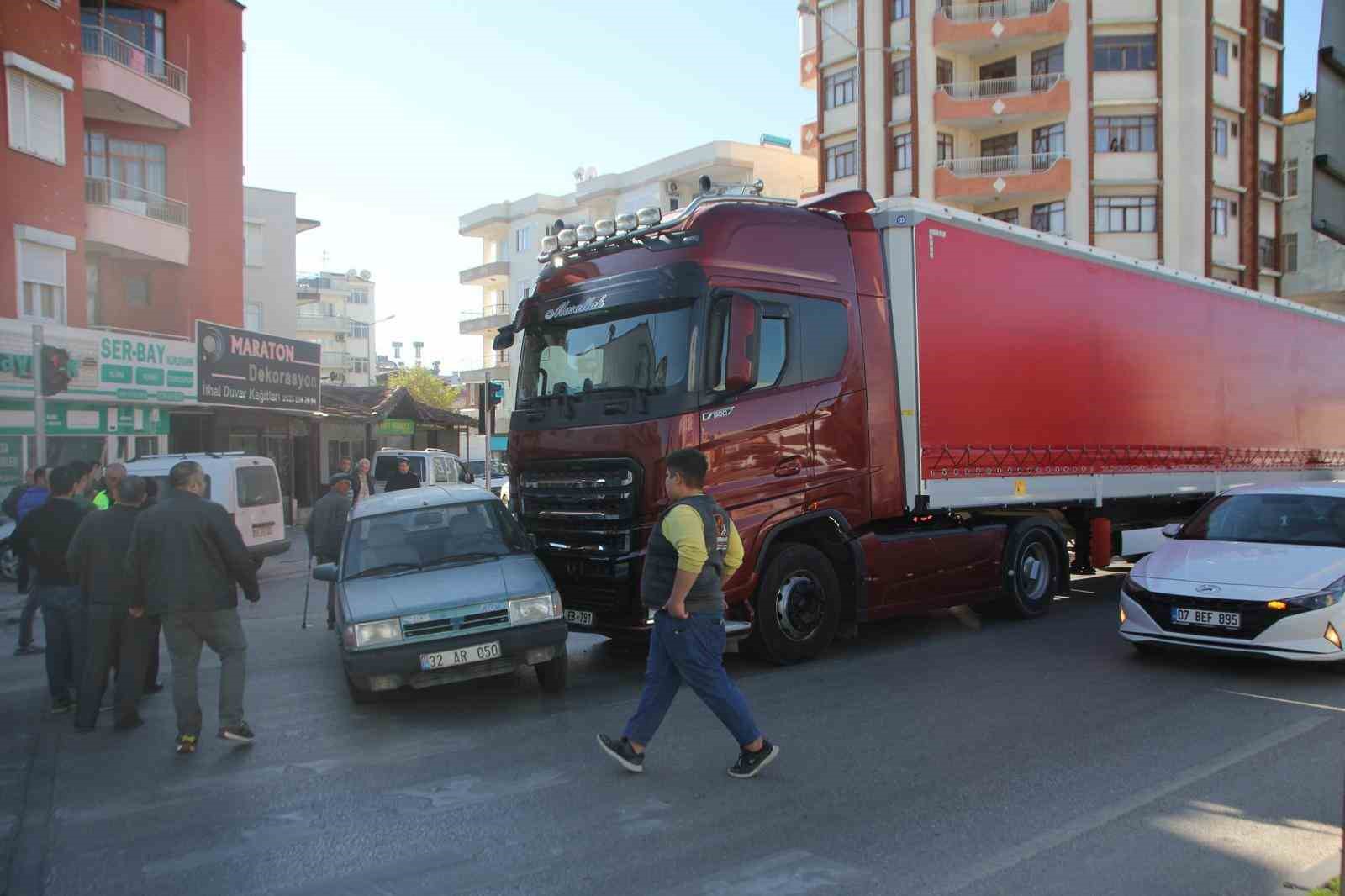 Babasının kaza yaptığını öğrenen oğlu paniğe kapılınca yayaya çarptı