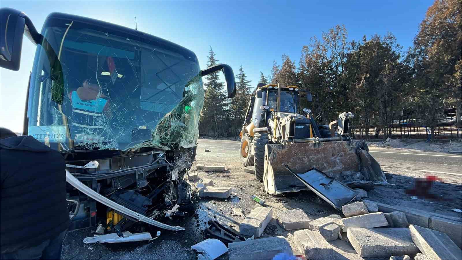 Turistleri taşıyan otobüs ile iş makinesi çarpıştı: 1’i ağır 6 yaralı
