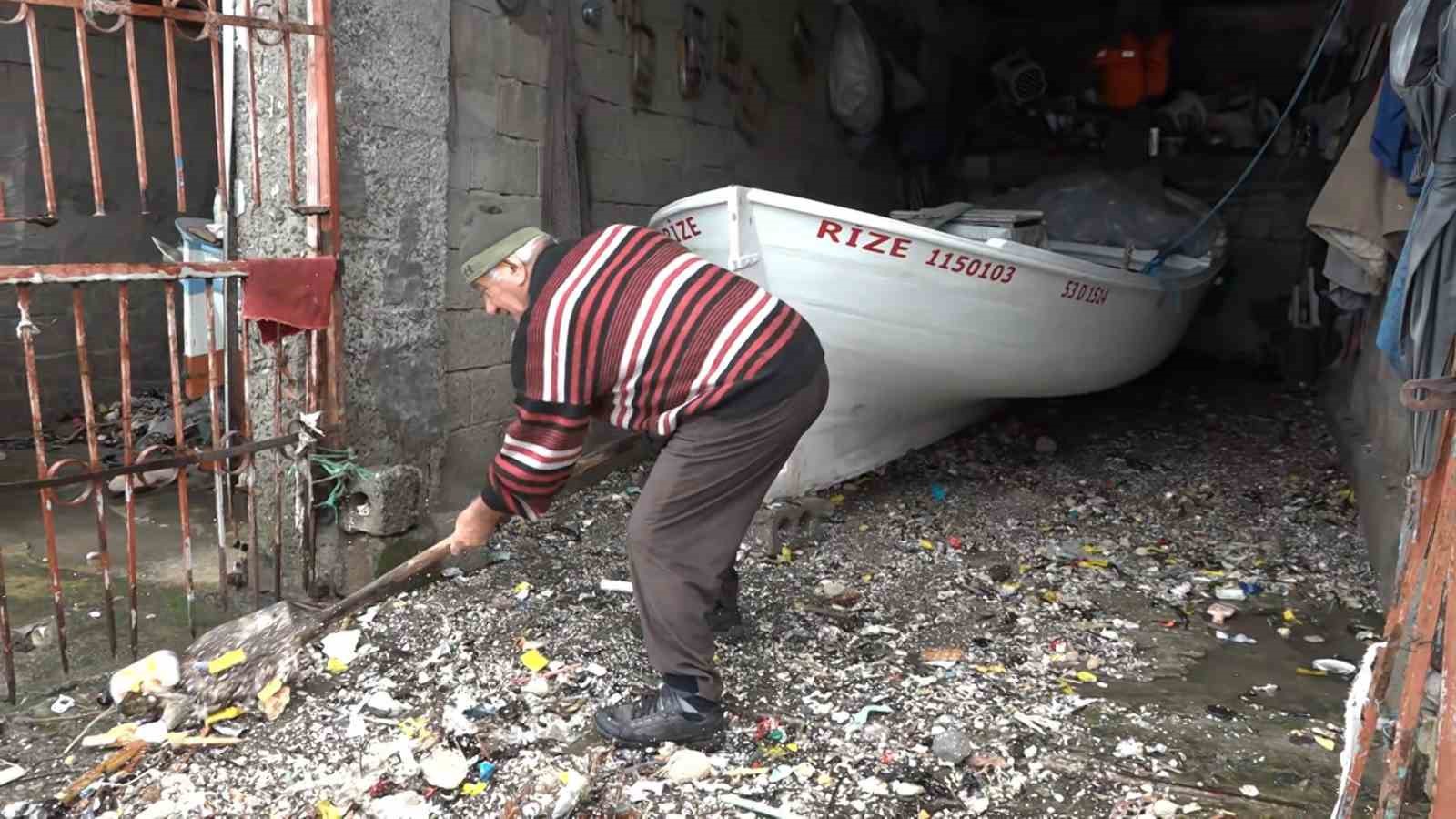 Karadeniz çöpleri iade etti, denizin pisliği kıyıya vurdu
