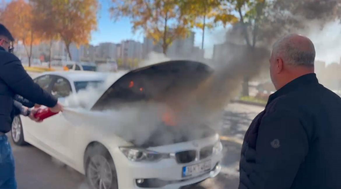 Diyarbakır’da seyir halindeki otomobilin motoru alevlere teslim oldu
