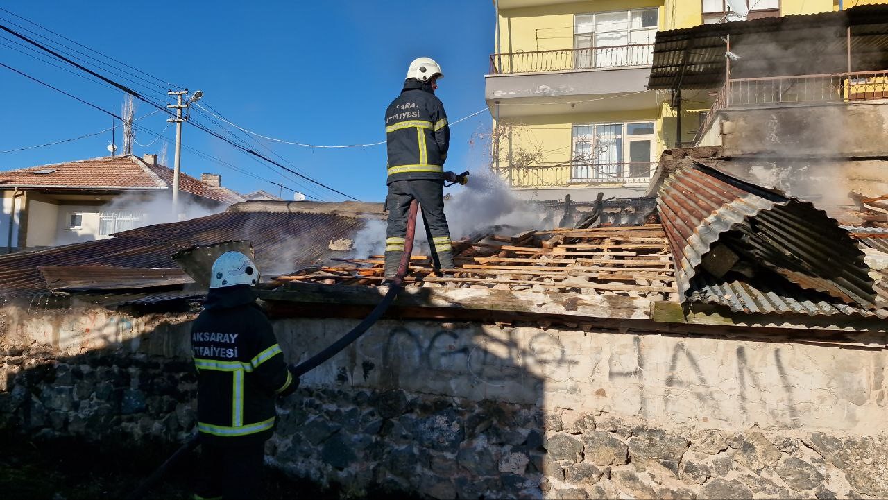 Odunlukta çıkan yangın paniğe neden oldu
