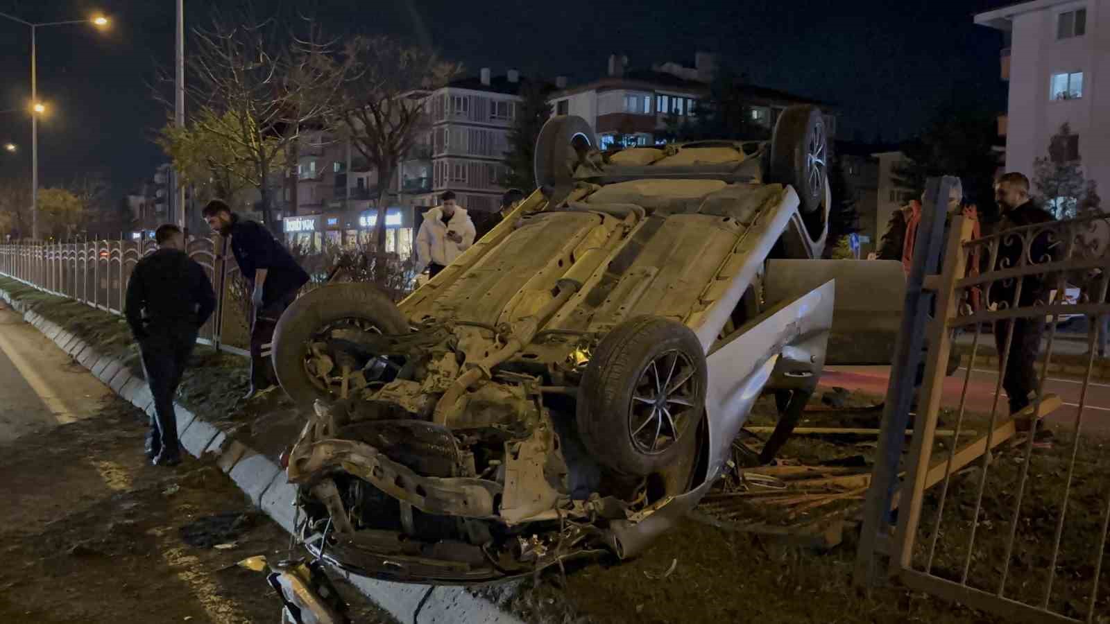 Alkollü sürücünün kullandığı otomobil tellere çarpıp ters döndü: 1 yaralı
