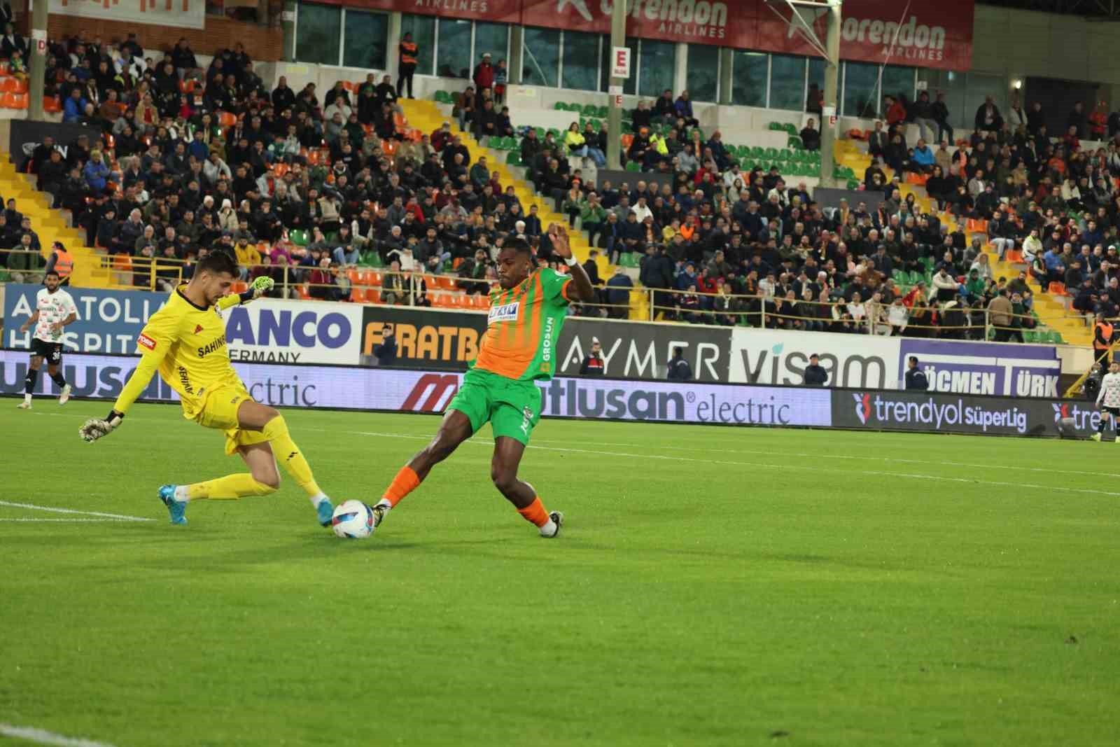 Trendyol Süper Lig: Alanyaspor: 0 - Gaziantep FK: 0 (İlk yarı)

