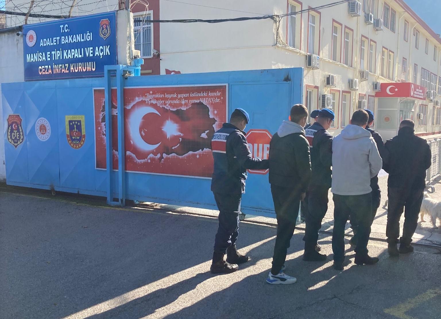 Manisa’da aranan şahıslar jandarmadan kaçamadı