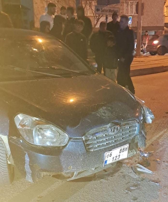 Bursa&rsquo;da iki otomobil kafa kafaya çarpıştı: 4 yaralı