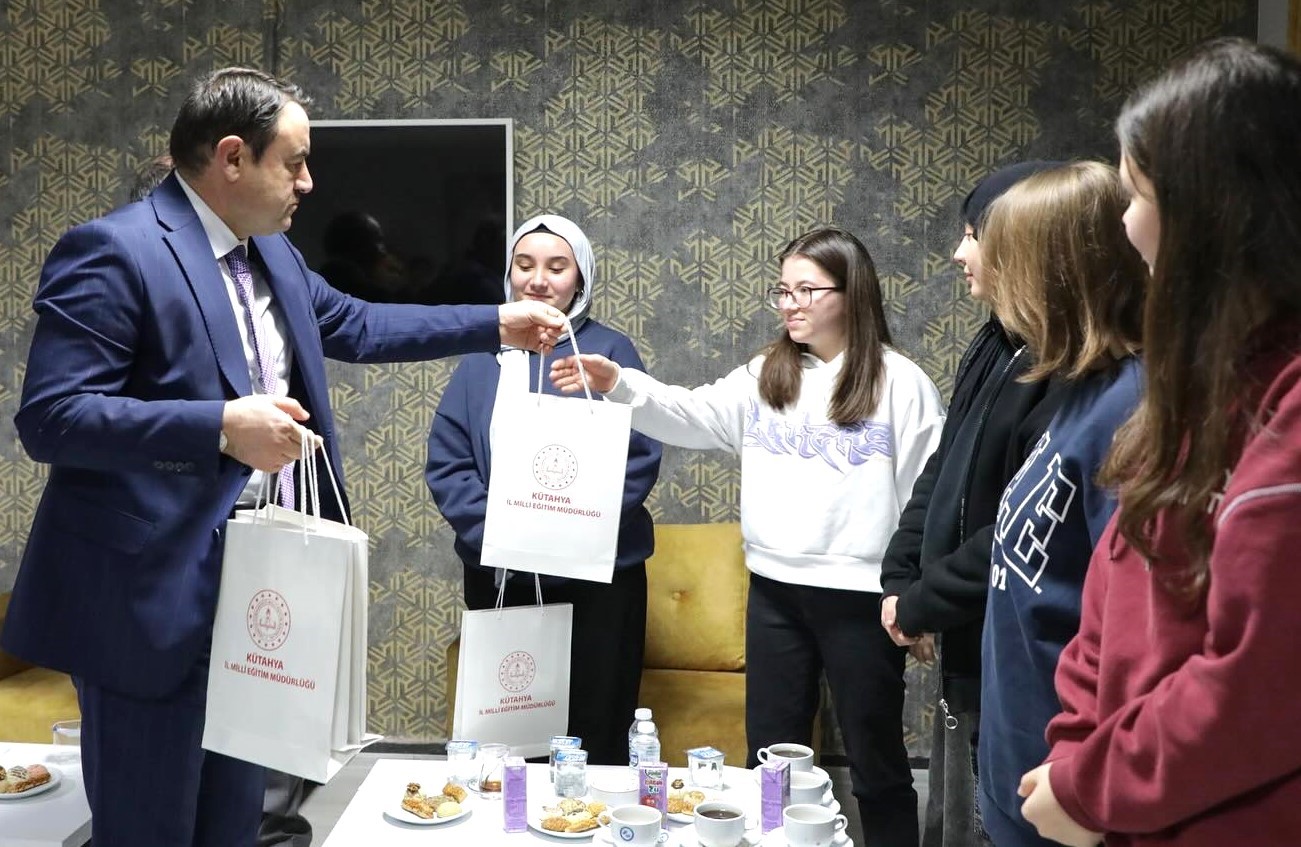 Vali Musa Işın &ouml;ğrencilerle buluştu, eğitimin ve insan haklarının &ouml;nemi vurgulandı
