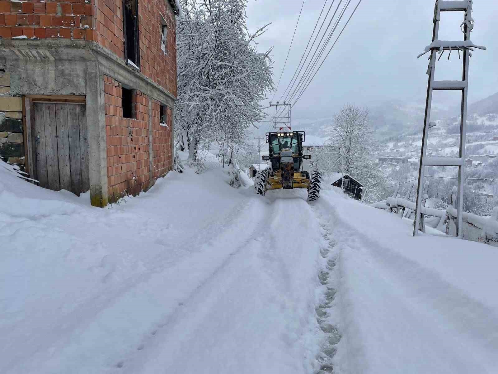 Trabzon’da 168 mahalle yolu kar nedeniyle ulaşıma kapandı