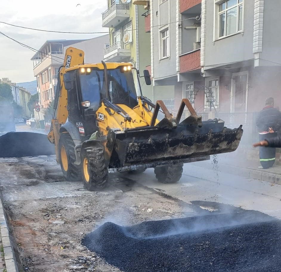 K&ouml;rfez&rsquo;de yollara bakım ve onarım &ccedil;alışması yapılıyor
