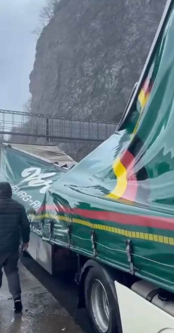 Artvin&rsquo;de dalgalar park halindeki tırın dorsesini par&ccedil;aladı
