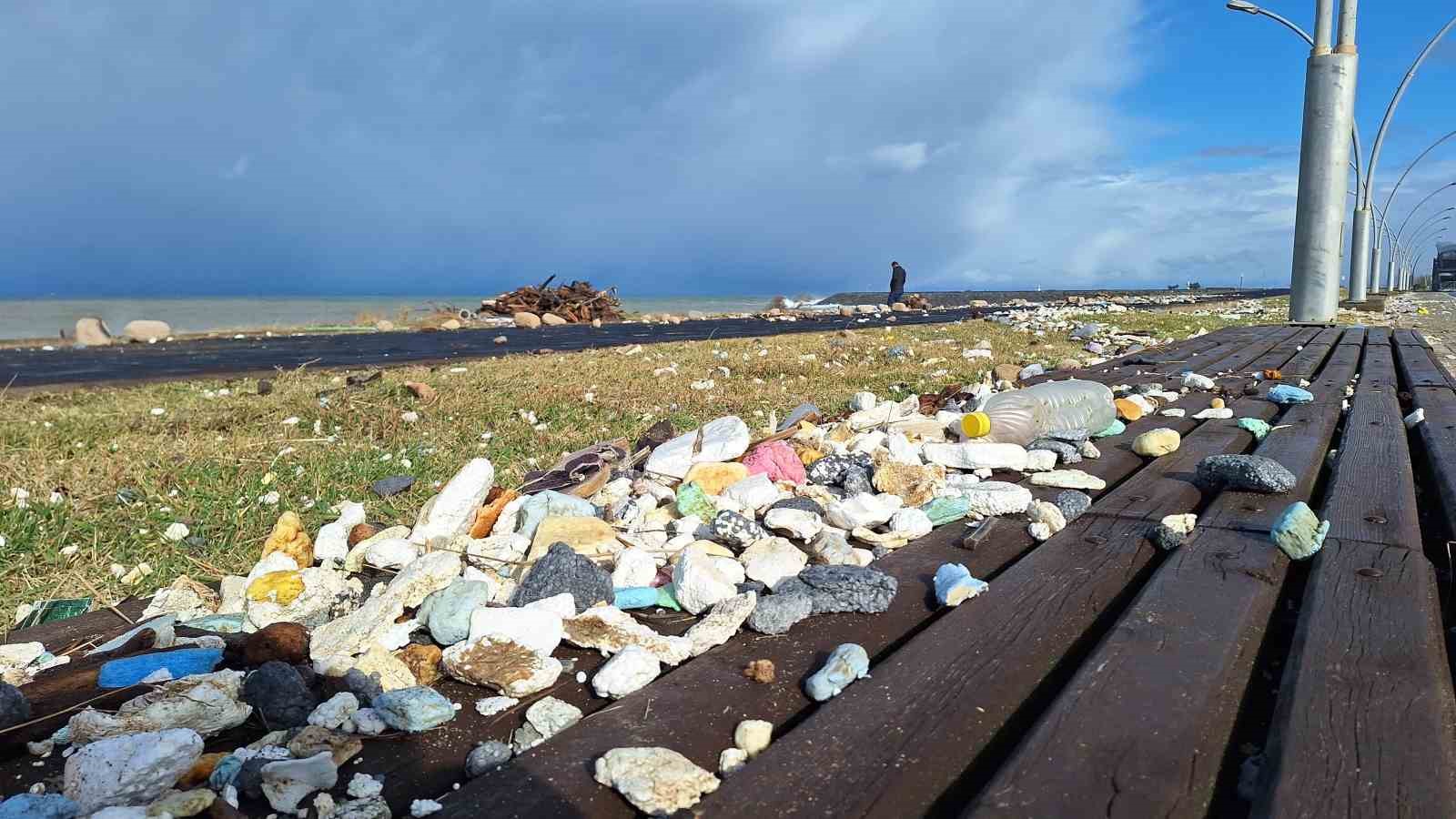 Karadeniz’in hırçın dalgaları Trabzon’da sahildeki yürüyüş yoluna zarar verdi