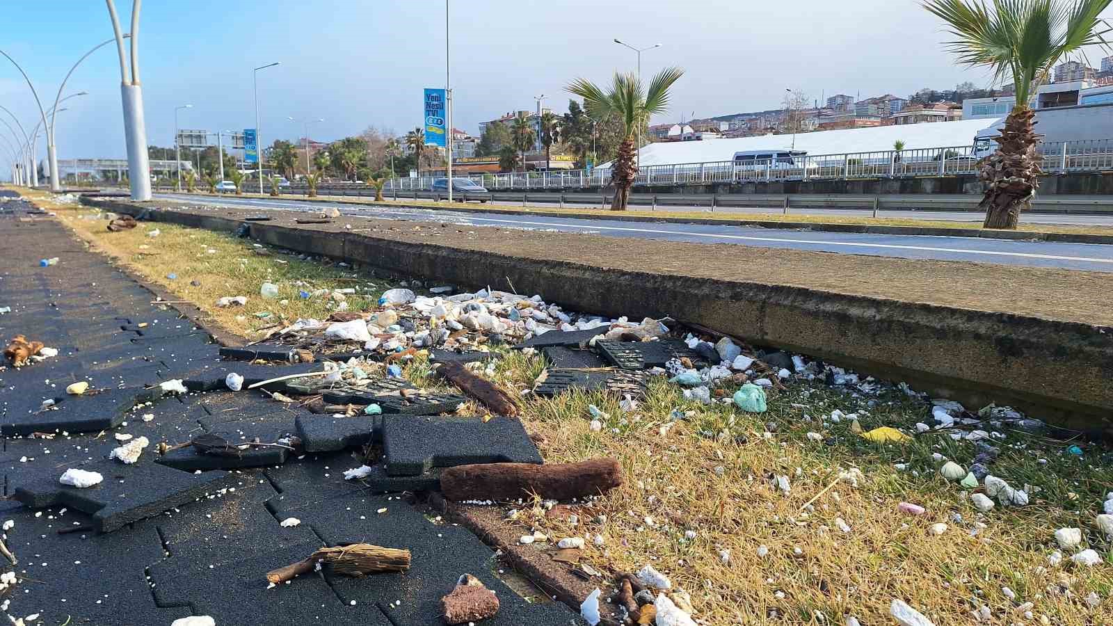 Karadeniz’in hırçın dalgaları Trabzon’da sahildeki yürüyüş yoluna zarar verdi
