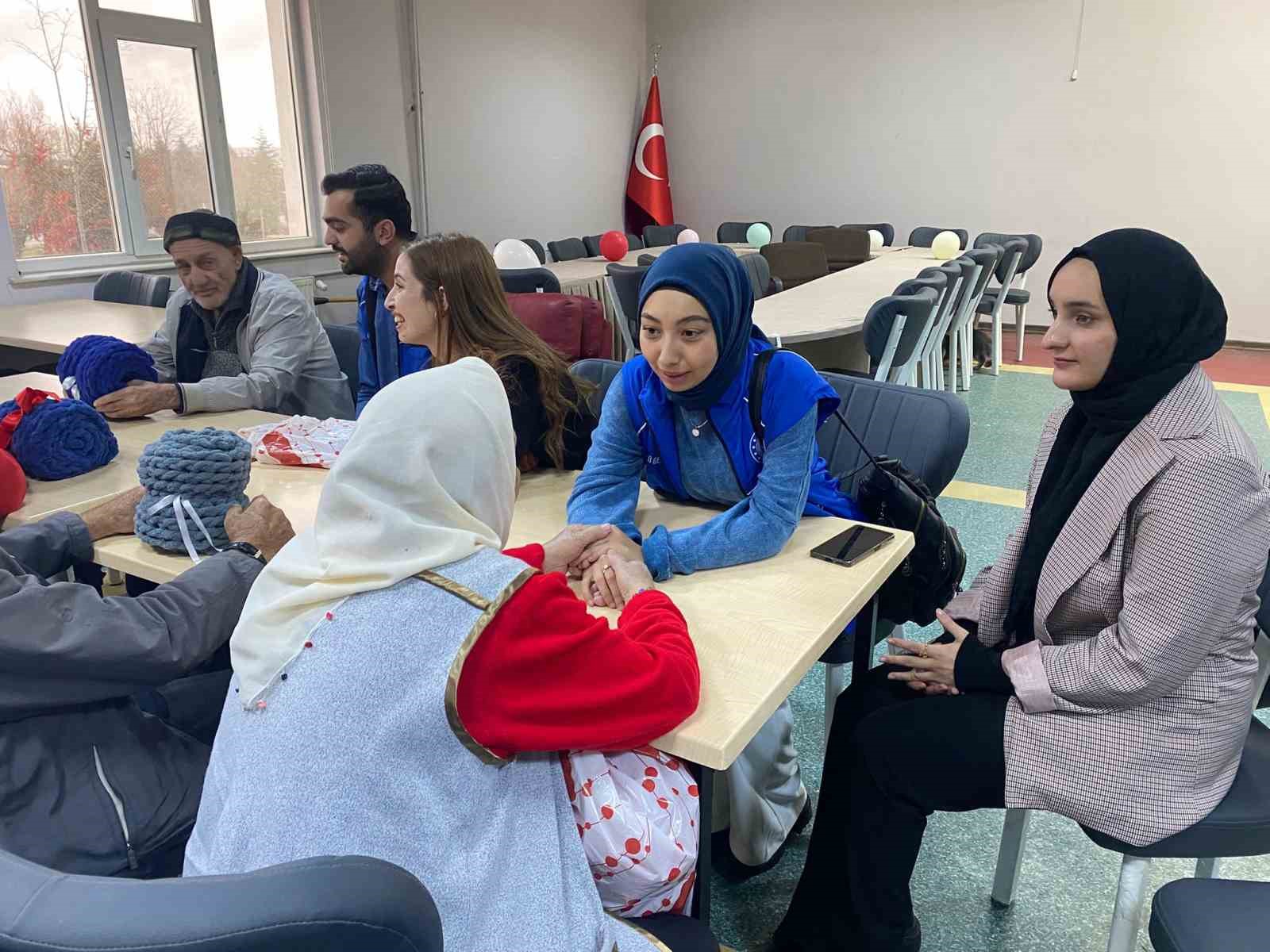 &Uuml;niversite &ouml;ğrencilerinden huzurevine ziyaret

