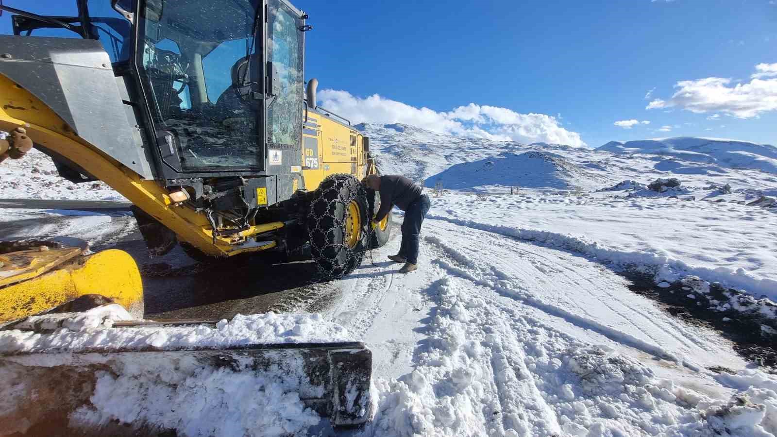 Iğdır&rsquo;da kardan kapanan 12 k&ouml;y yolu ekipler tarafından ulaşıma a&ccedil;ıldı
