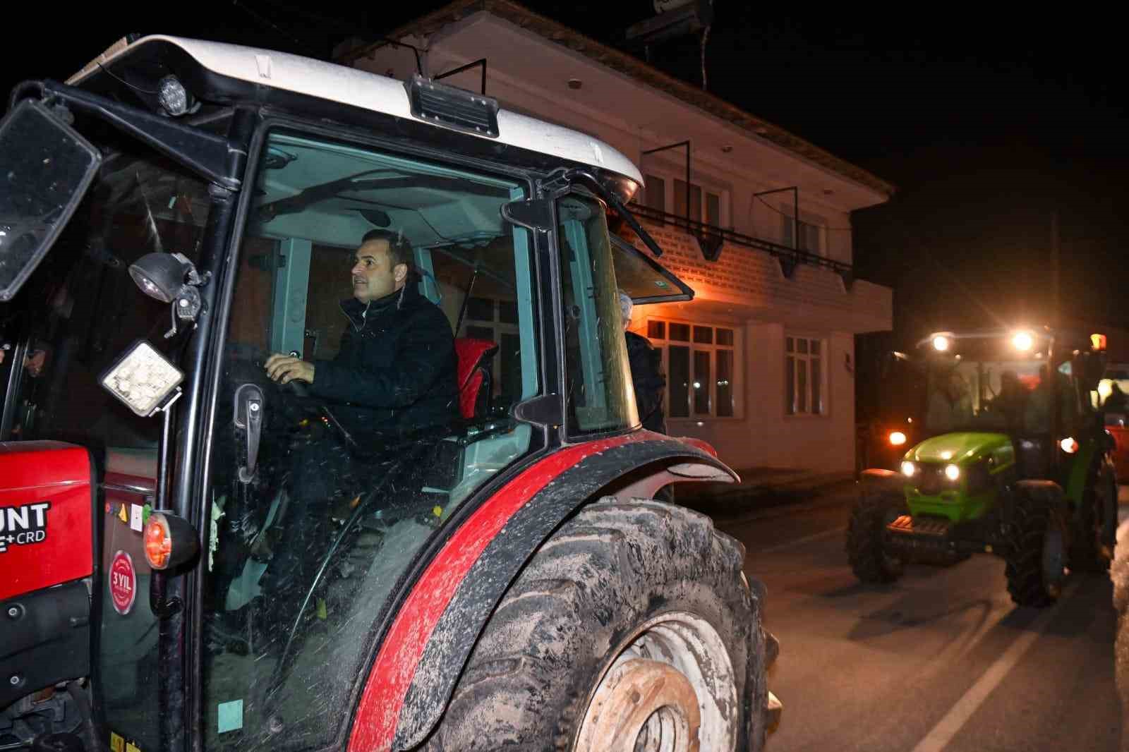 Başkan Ahmet Akın &ccedil;iftetelli oynadı, asker uğurladı

