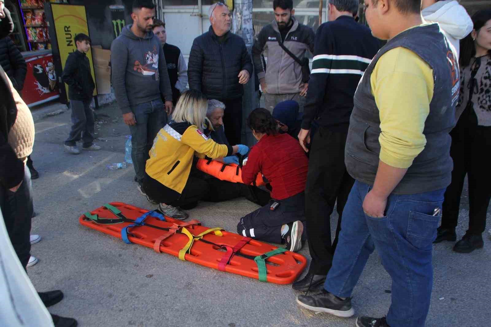 Babasının kaza yaptığını öğrenen oğlu paniğe kapılınca yayaya çarptı