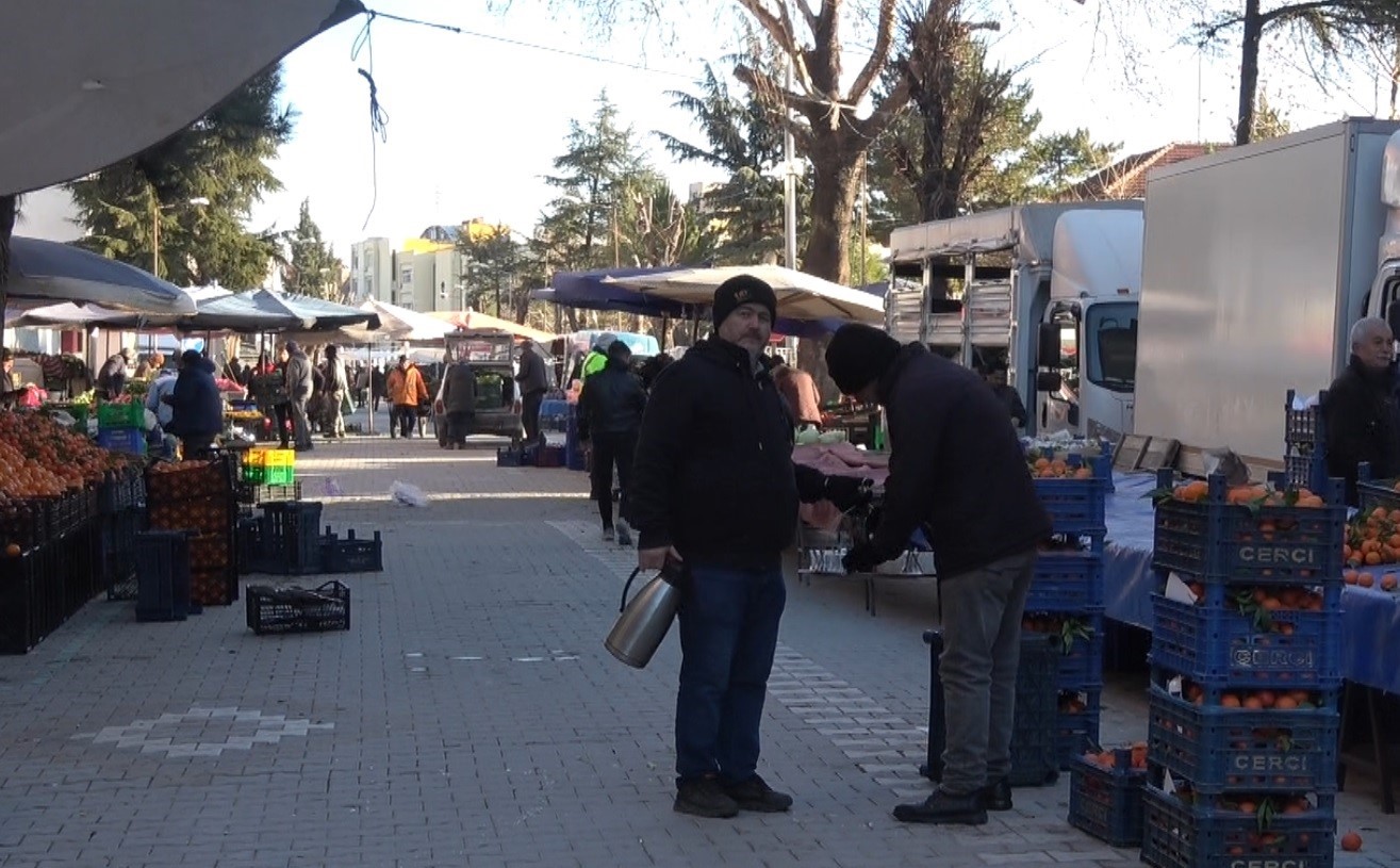 Tavşanlı pazarcıları soğuğa meydan okuyor
