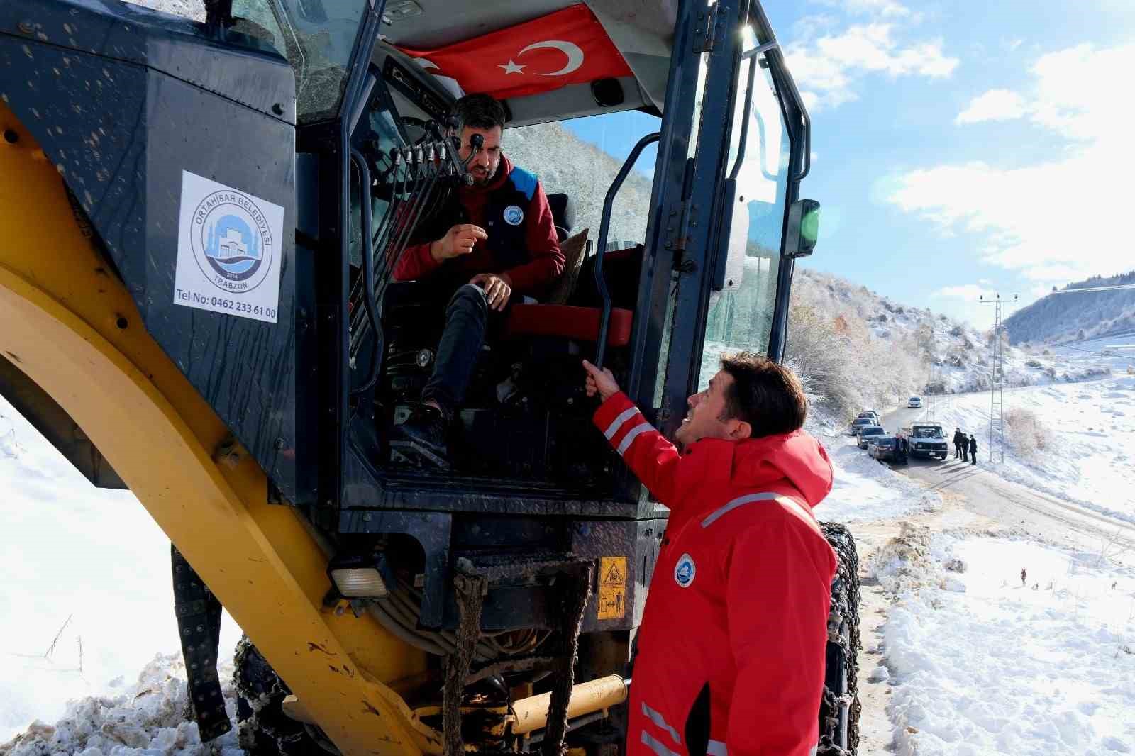 Ortahisar’da karla mücadele çalışmalarını Başkan Kaya yerinde inceledi
