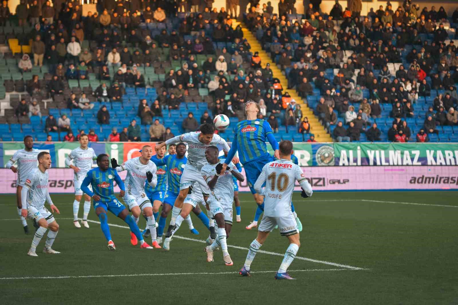 Trendyol Süper Lig: Çaykur Rizespor: 1 - Konyaspor: 0 (İlk yarı)