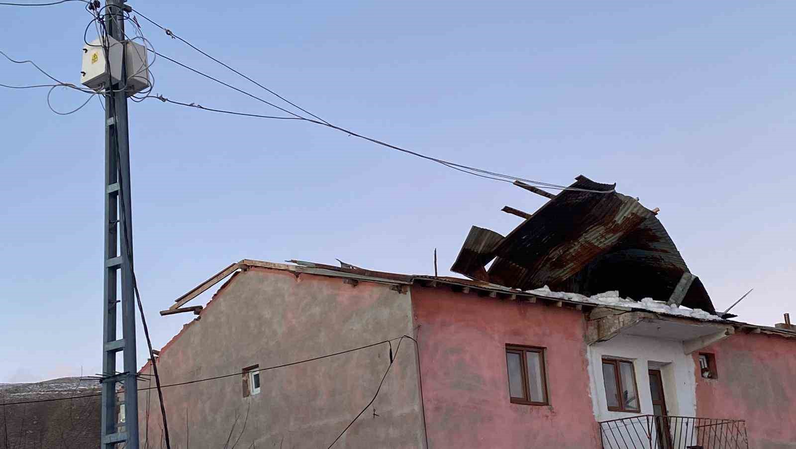 Bing&ouml;l&rsquo;de şiddetli r&uuml;zgar ve tipi nedeni ile &ccedil;atılar u&ccedil;tu
