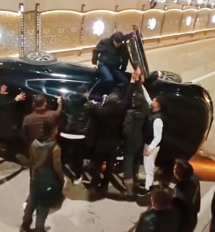 Vatandaşlar kapıyı a&ccedil;tı, yaralılar aracın &uuml;st&uuml;ne &ccedil;ıktı
