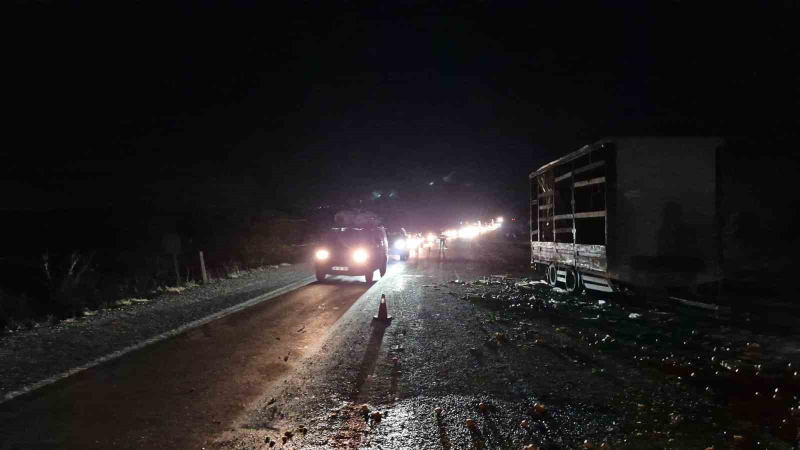 Kamyon devrildi, mandalinaların saçıldığı yol trafiğe kapandı