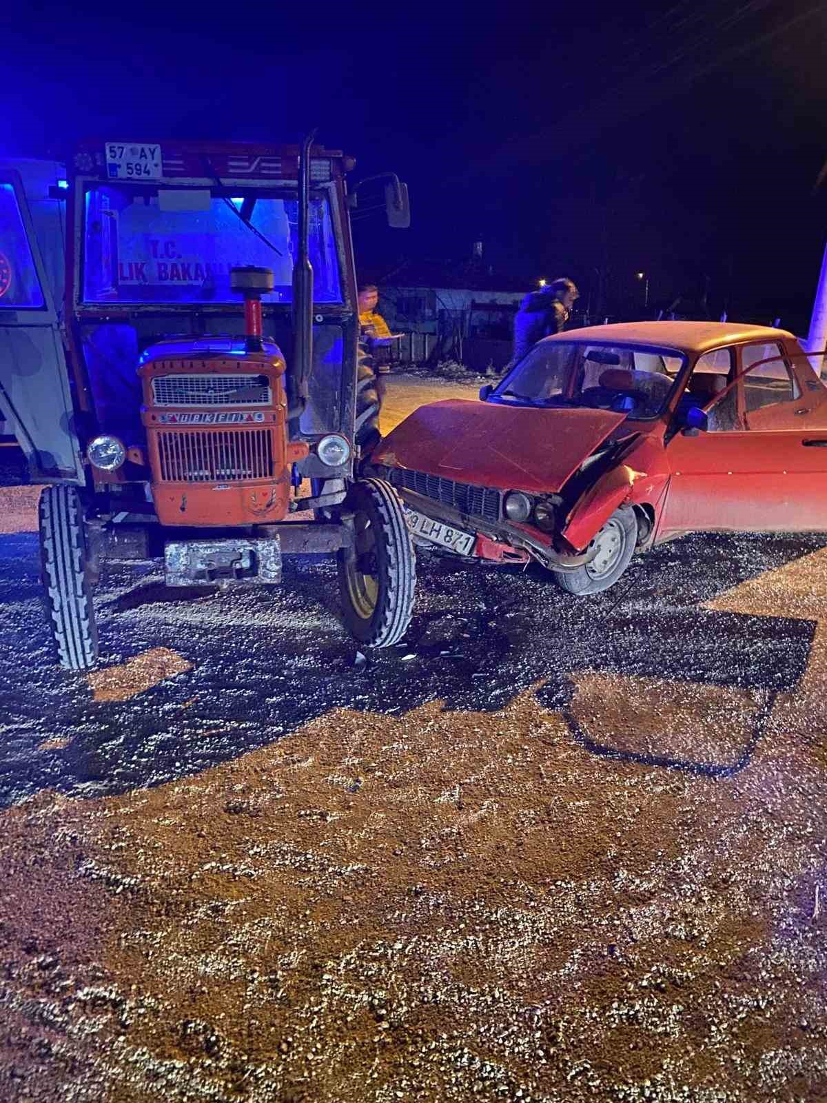 Otomobil ile trakt&ouml;r &ccedil;arpıştı: 2 yaralı
