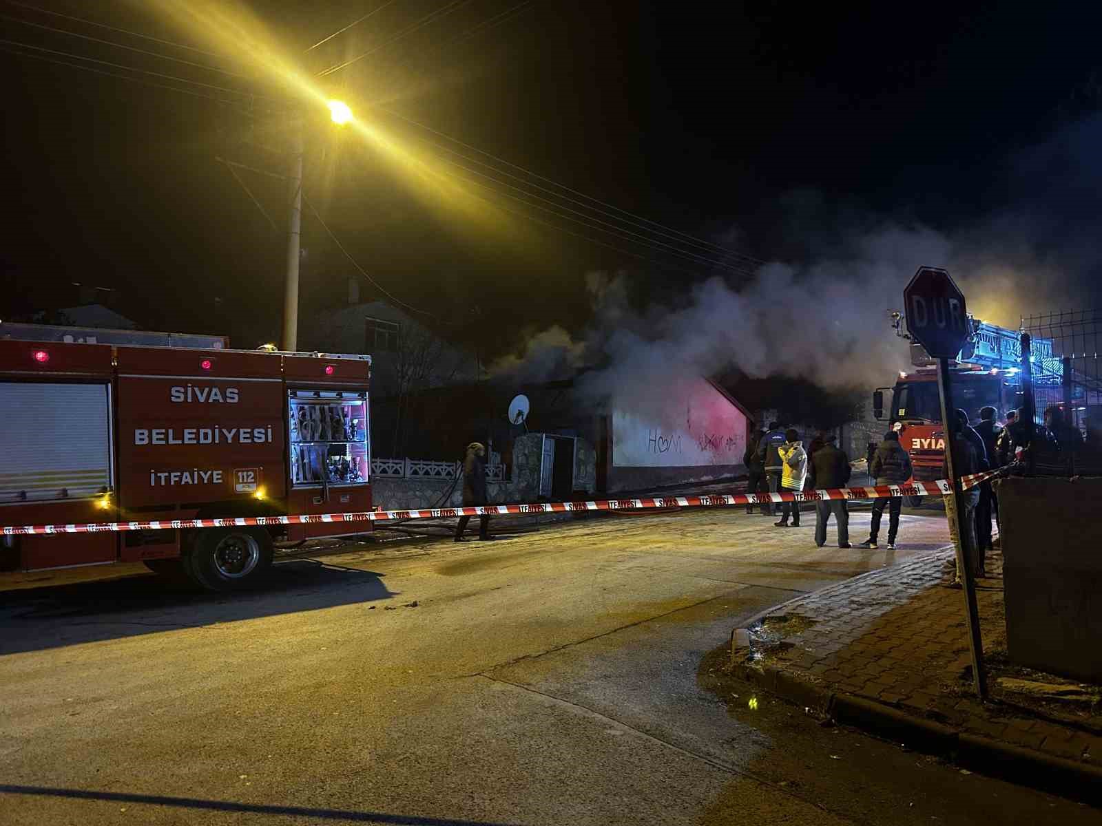 Sivas’ta devrilen elektrikli soba yangına neden oldu