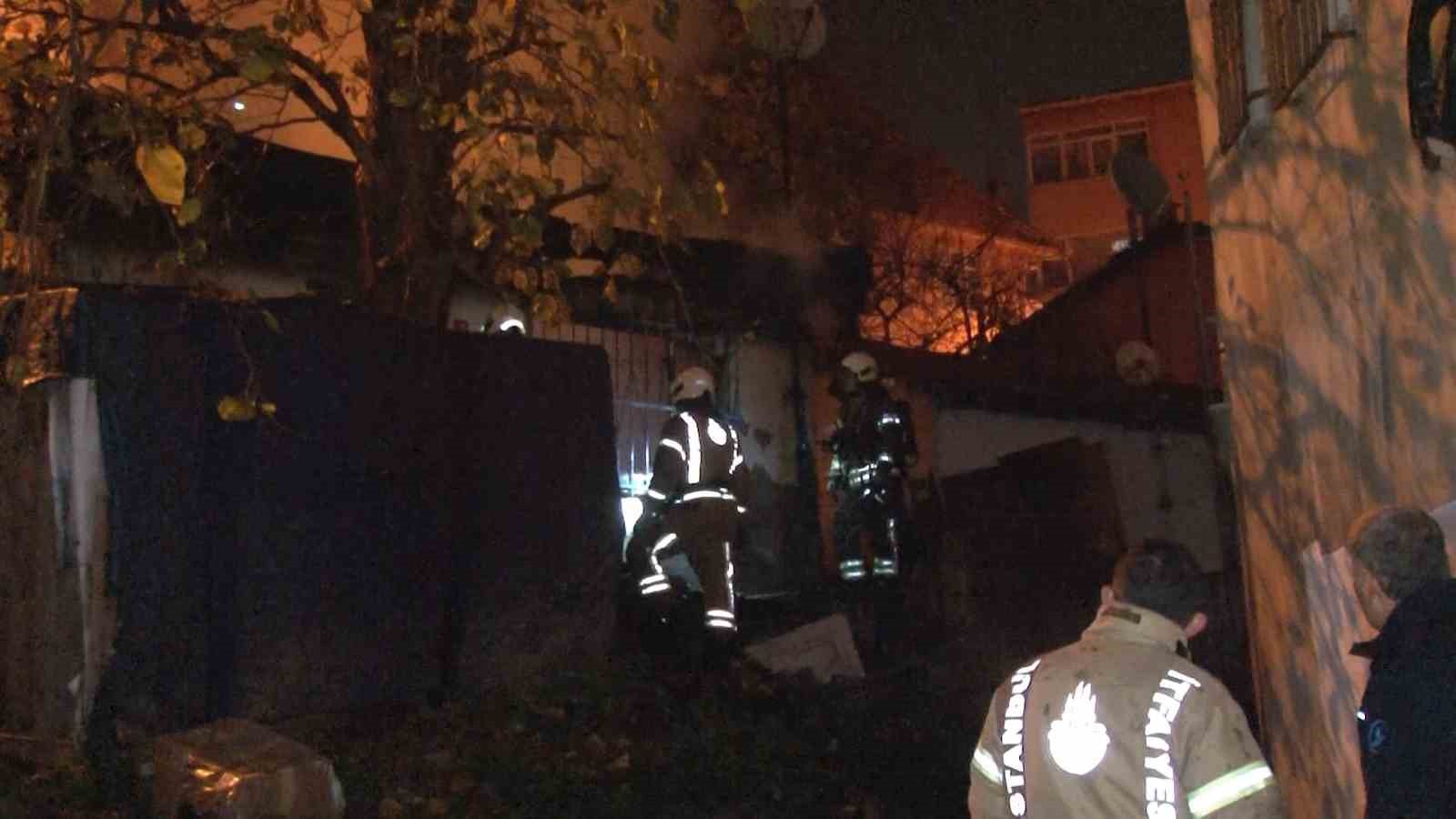 Beyoğlu’nda gecekondu yangınında meydana gelen patlama paniğe neden oldu
