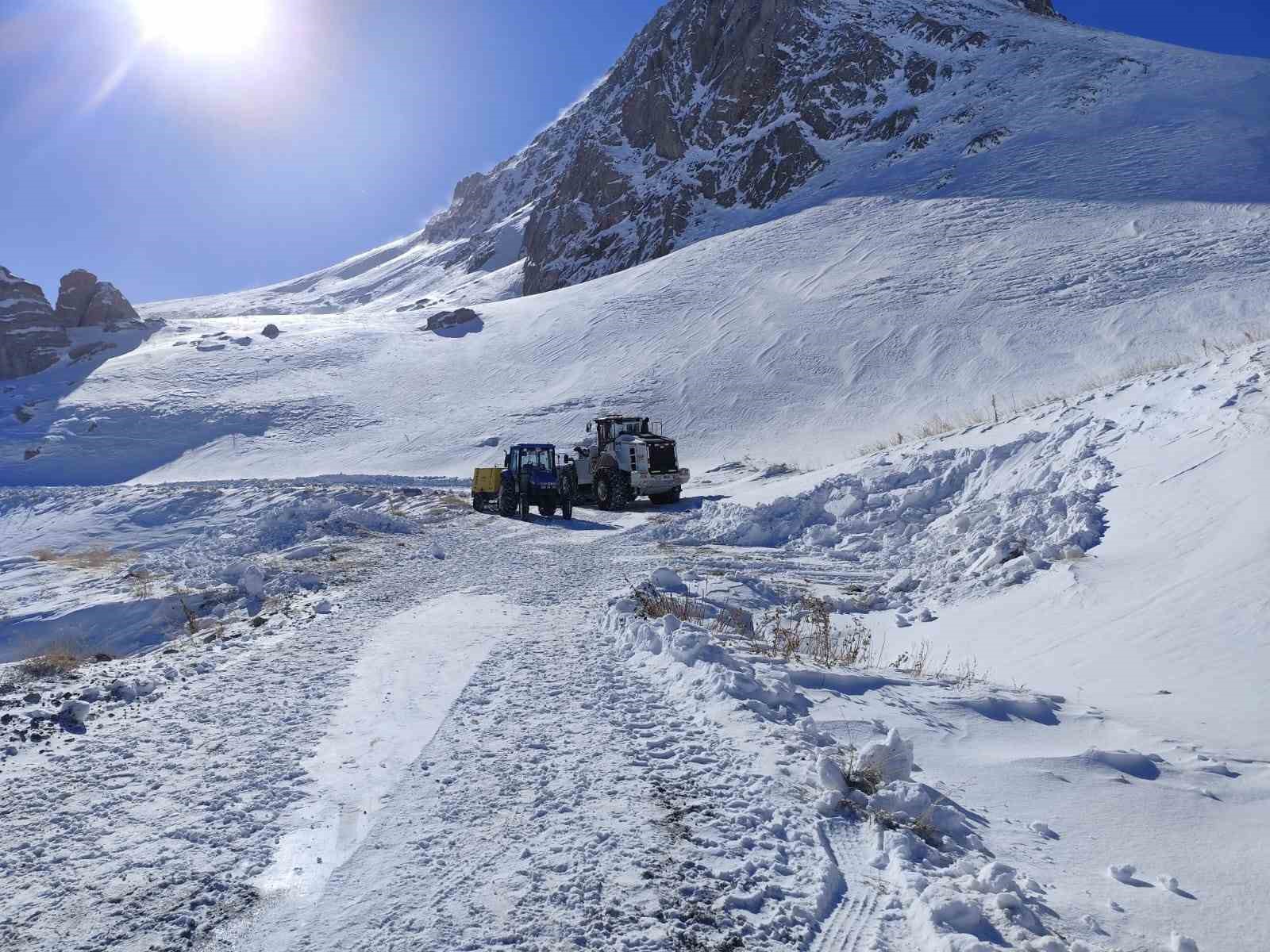 Hakkari 3 bin 500 rakımda zorlu &ccedil;alışma
