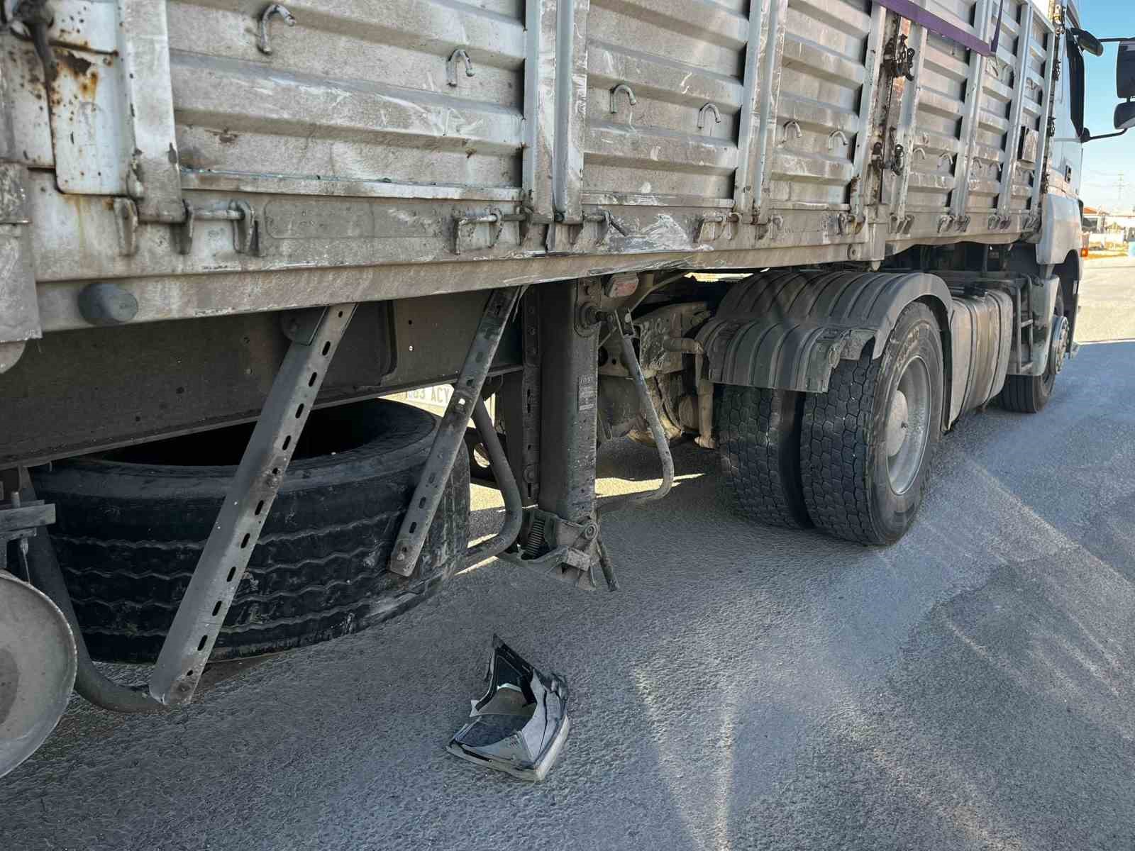 Konya’da kazaya karışan kamyonet yayalara çarptı: 3 yaralı