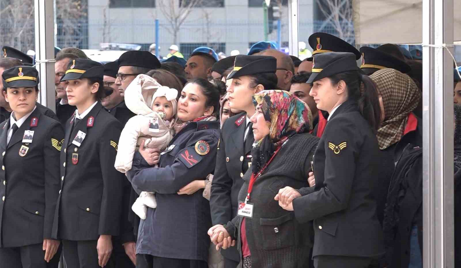 Şehidin 8 aylık bebeği her şeyden habersiz babasının Türk bayrağına sarılı tabutuna baktı