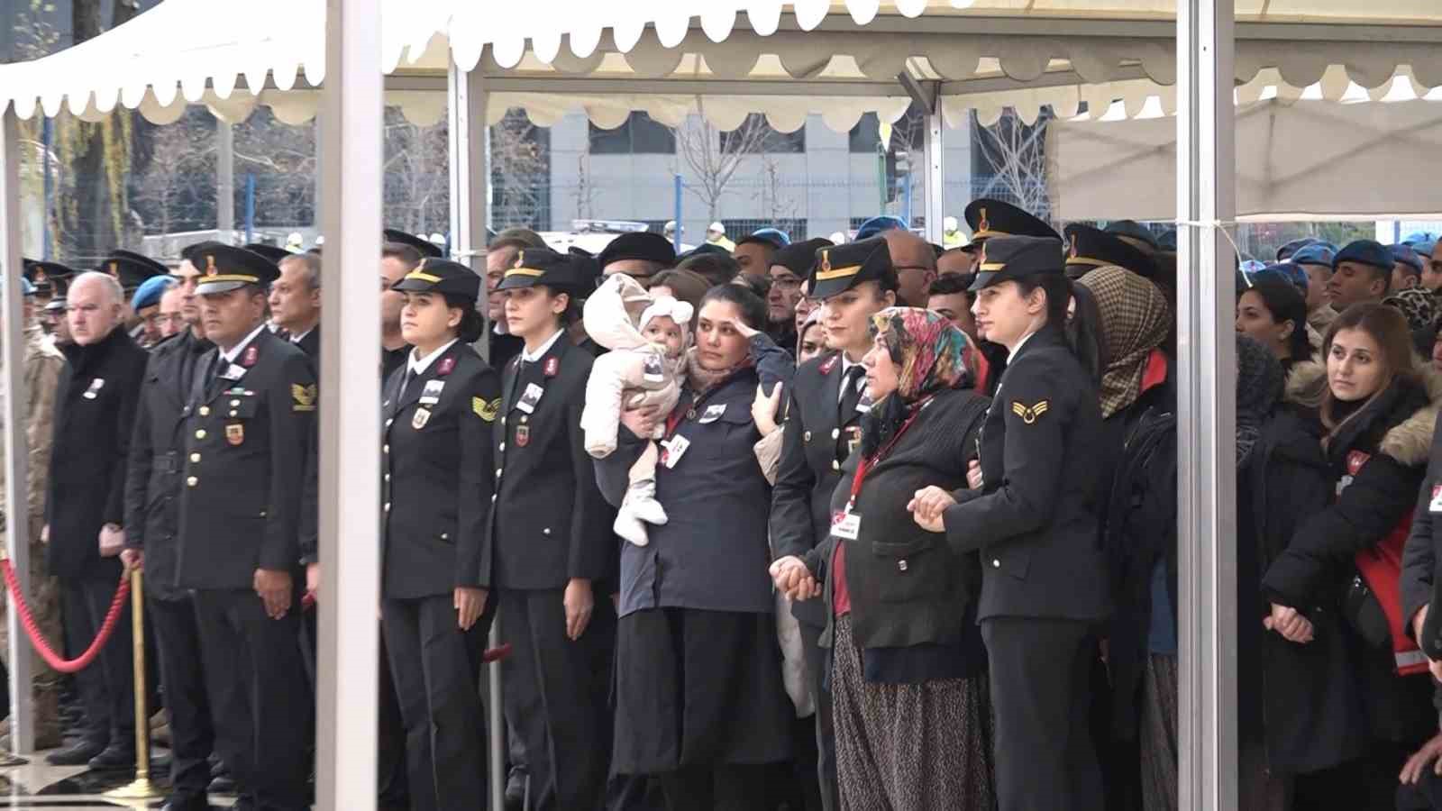 Şehidin 8 aylık bebeği her şeyden habersiz babasının Türk bayrağına sarılı tabutuna baktı
