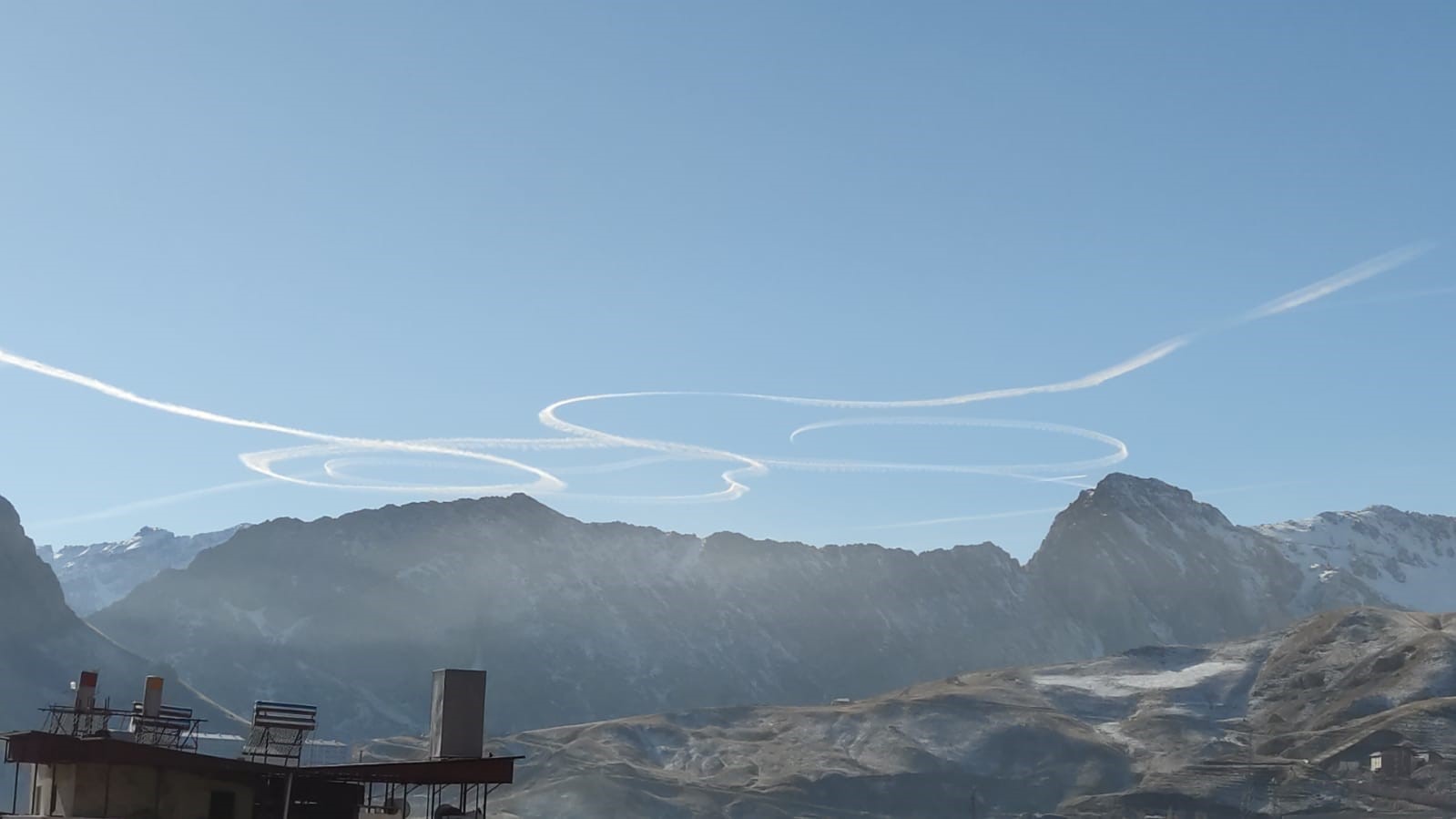 Hakkari’de semalarında daire çizen uçaklar şaşırttı
