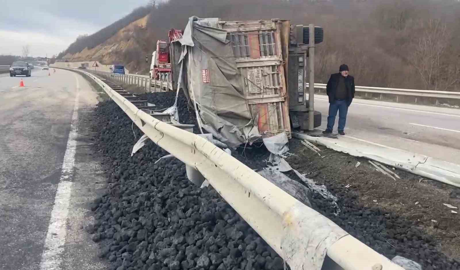 Samsun’da kömür yüklü tır yan yattı